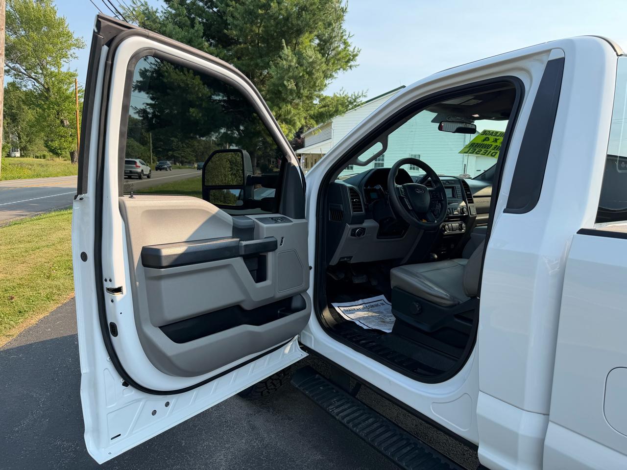 Ford Super Duty F-350 SRW XLT 4WD Reg Cab 8' Box 2017