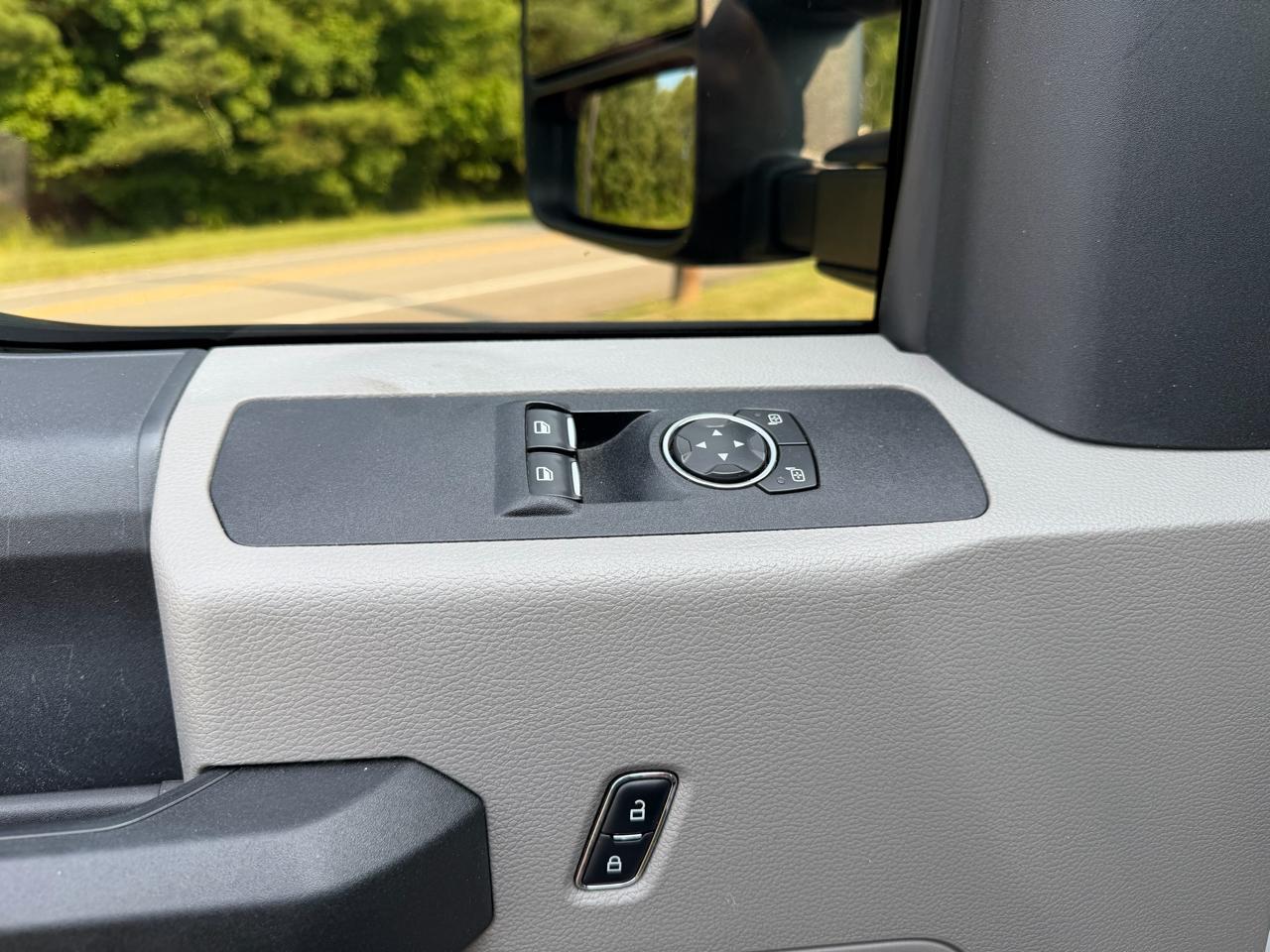 Ford Super Duty F-350 SRW XLT 4WD Reg Cab 8' Box 2017
