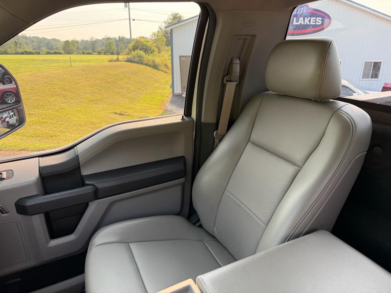 Ford Super Duty F-350 SRW XLT 4WD Reg Cab 8' Box 2017