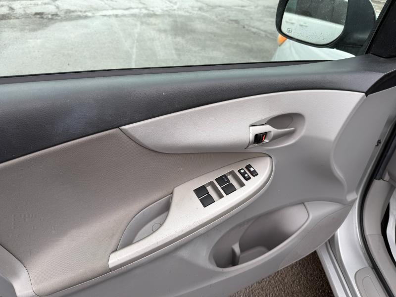 Toyota Corolla LE 4-Speed AT 2012