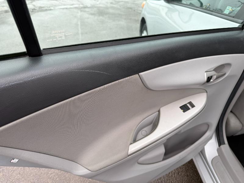 Toyota Corolla LE 4-Speed AT 2012