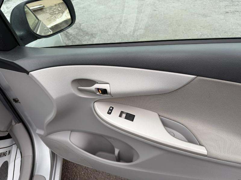 Toyota Corolla LE 4-Speed AT 2012