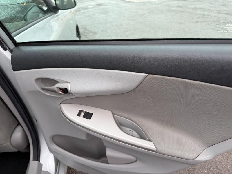 Toyota Corolla LE 4-Speed AT 2012