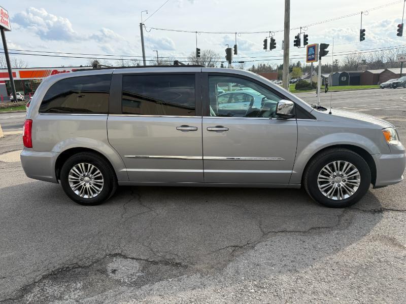 Chrysler Town & Country Touring-L 2013