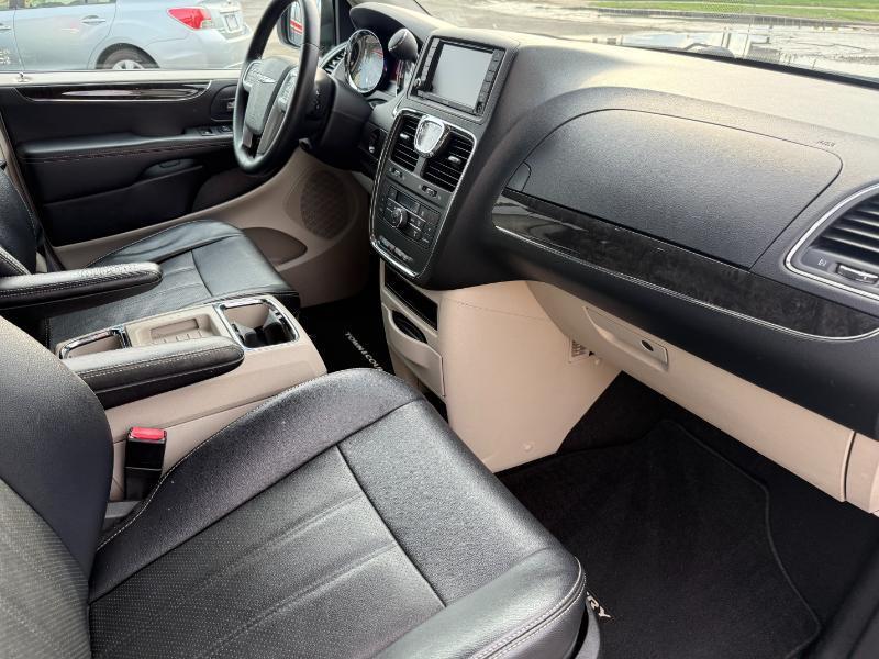 Chrysler Town & Country Touring-L 2013