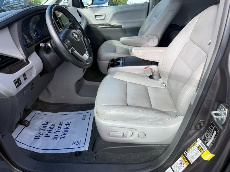 Toyota Sienna XLE AWD 7-Passenger V6 2015