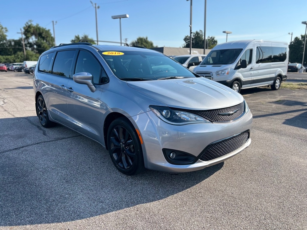 2018 Chrysler Pacifica Touring Plus photo 2