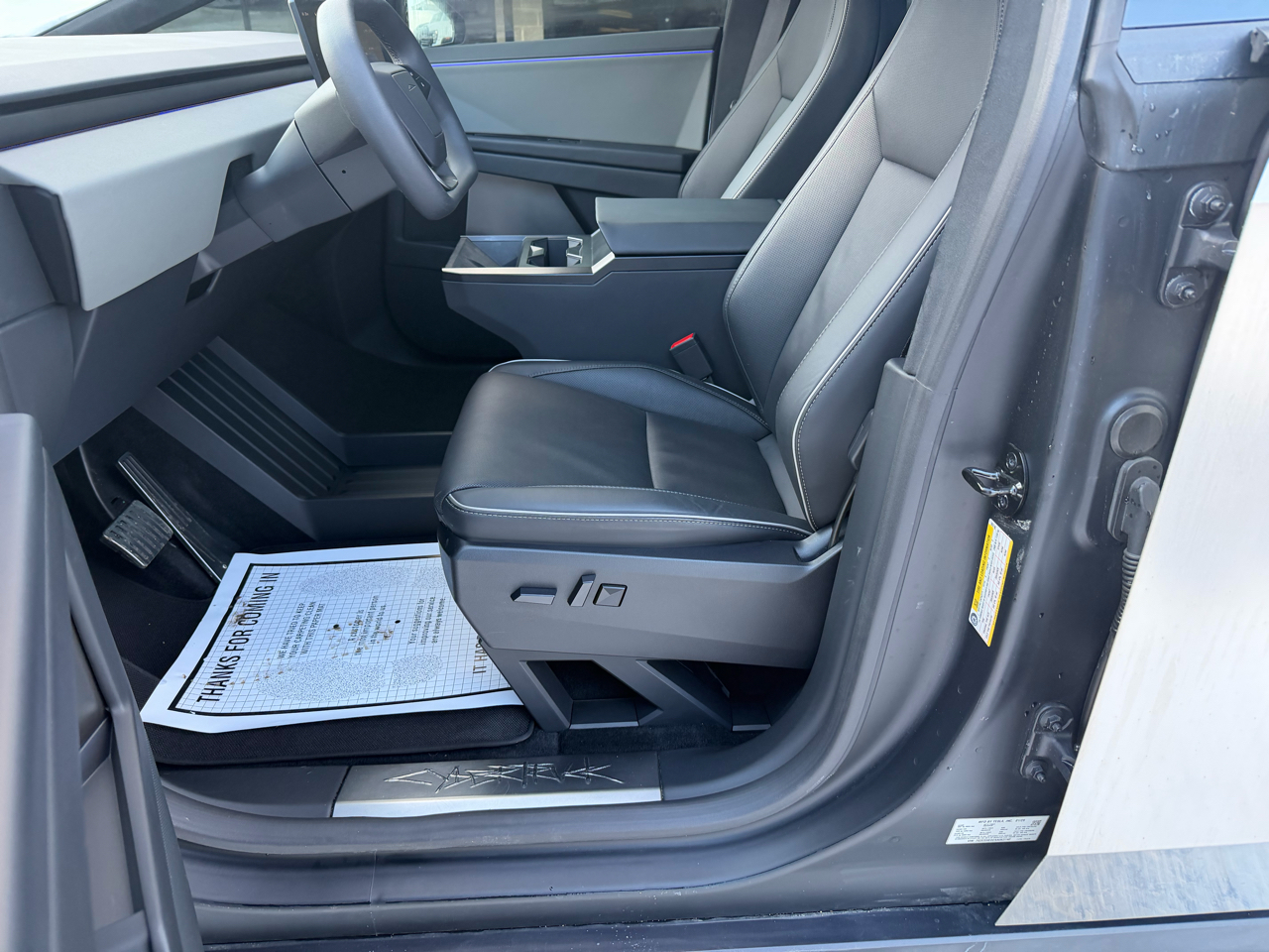 Tesla Cybertruck AWD 2025