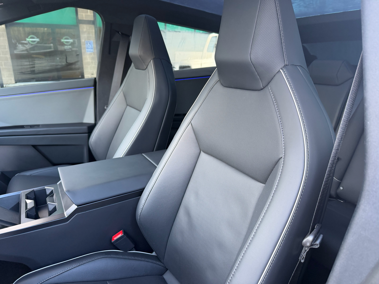 Tesla Cybertruck AWD 2025