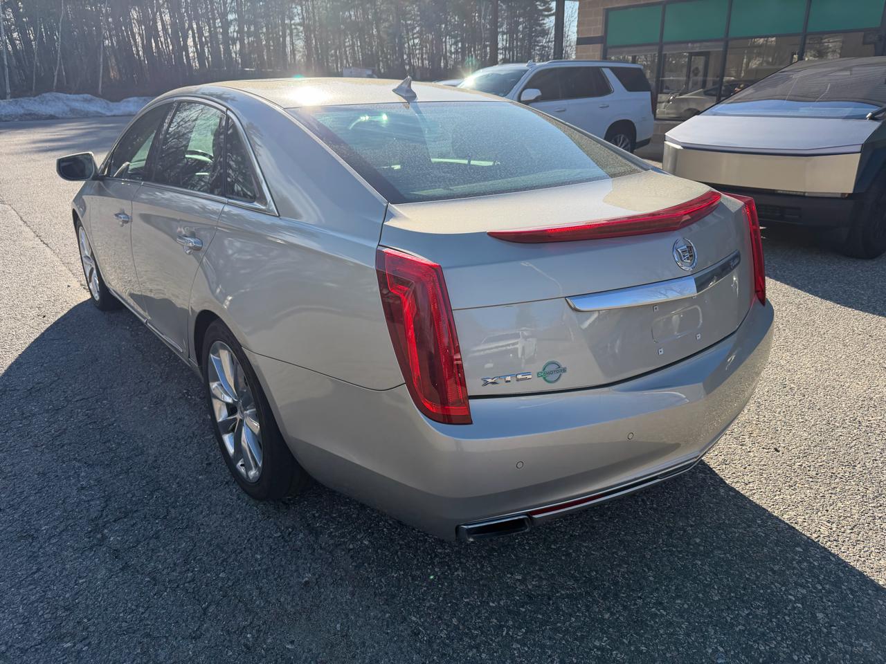 Cadillac XTS 4dr Sdn Luxury FWD 2013
