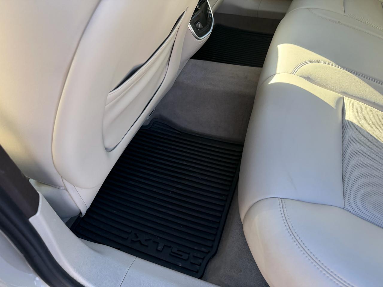 Cadillac XTS 4dr Sdn Luxury FWD 2013