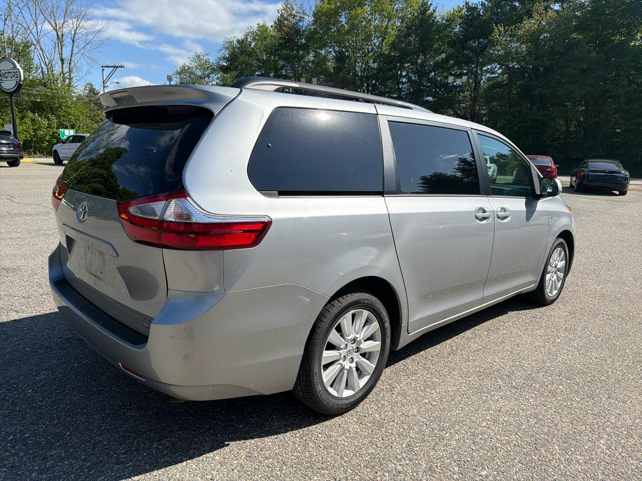 Toyota Sienna LE AWD 7-Passenger (Natl) 2017
