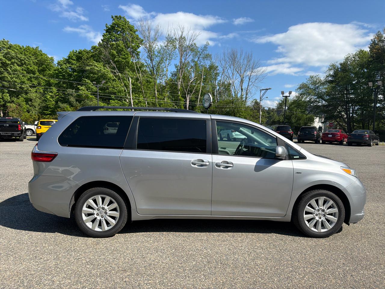 Toyota Sienna LE AWD 7-Passenger (Natl) 2017