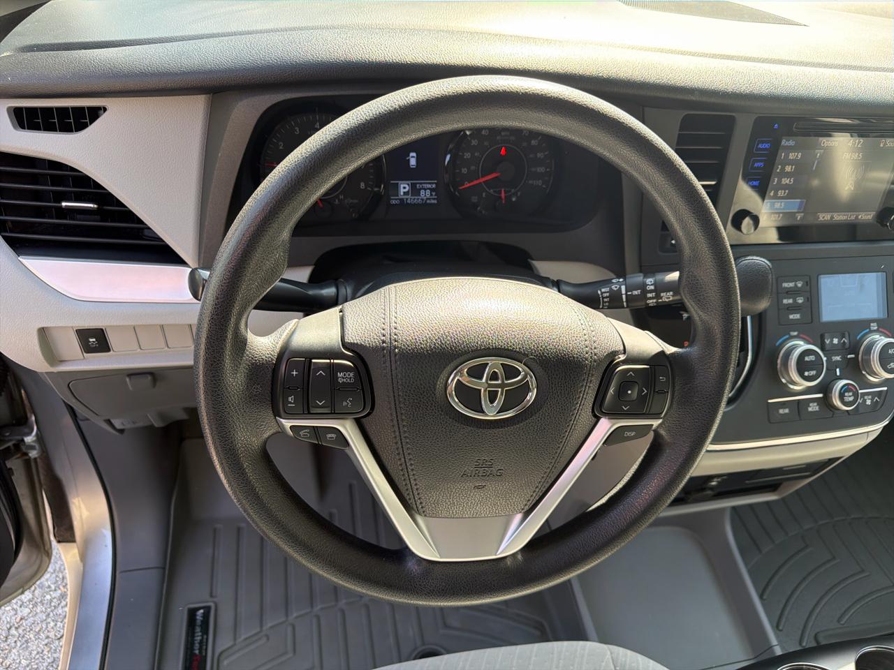 Toyota Sienna LE AWD 7-Passenger (Natl) 2017
