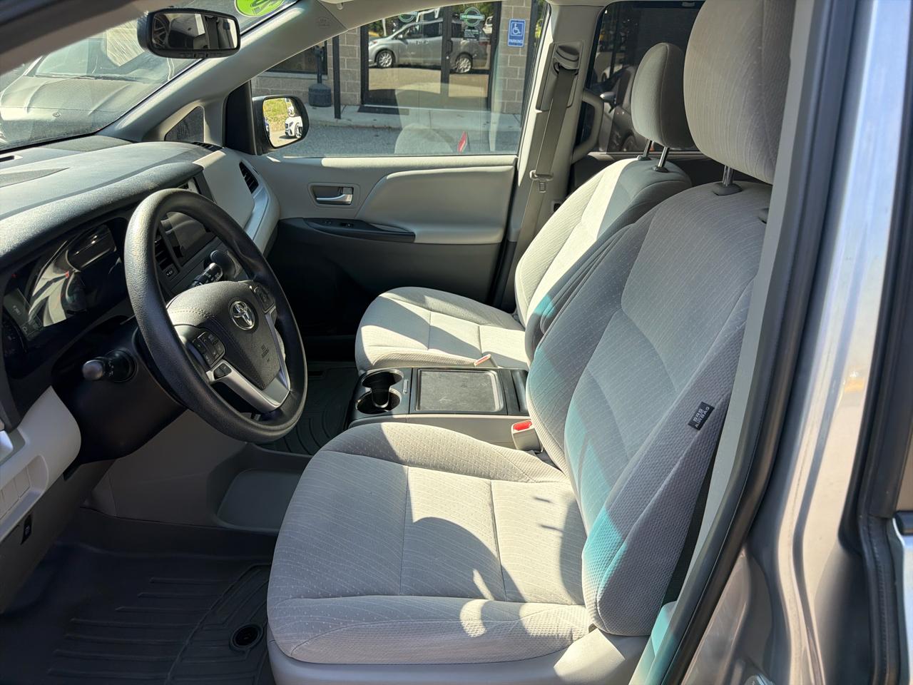 Toyota Sienna LE AWD 7-Passenger (Natl) 2017