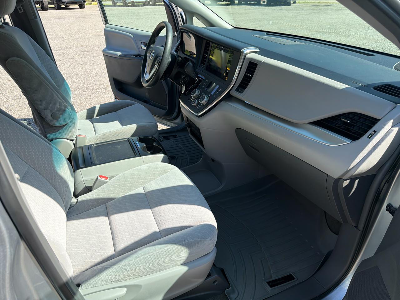 Toyota Sienna LE AWD 7-Passenger (Natl) 2017