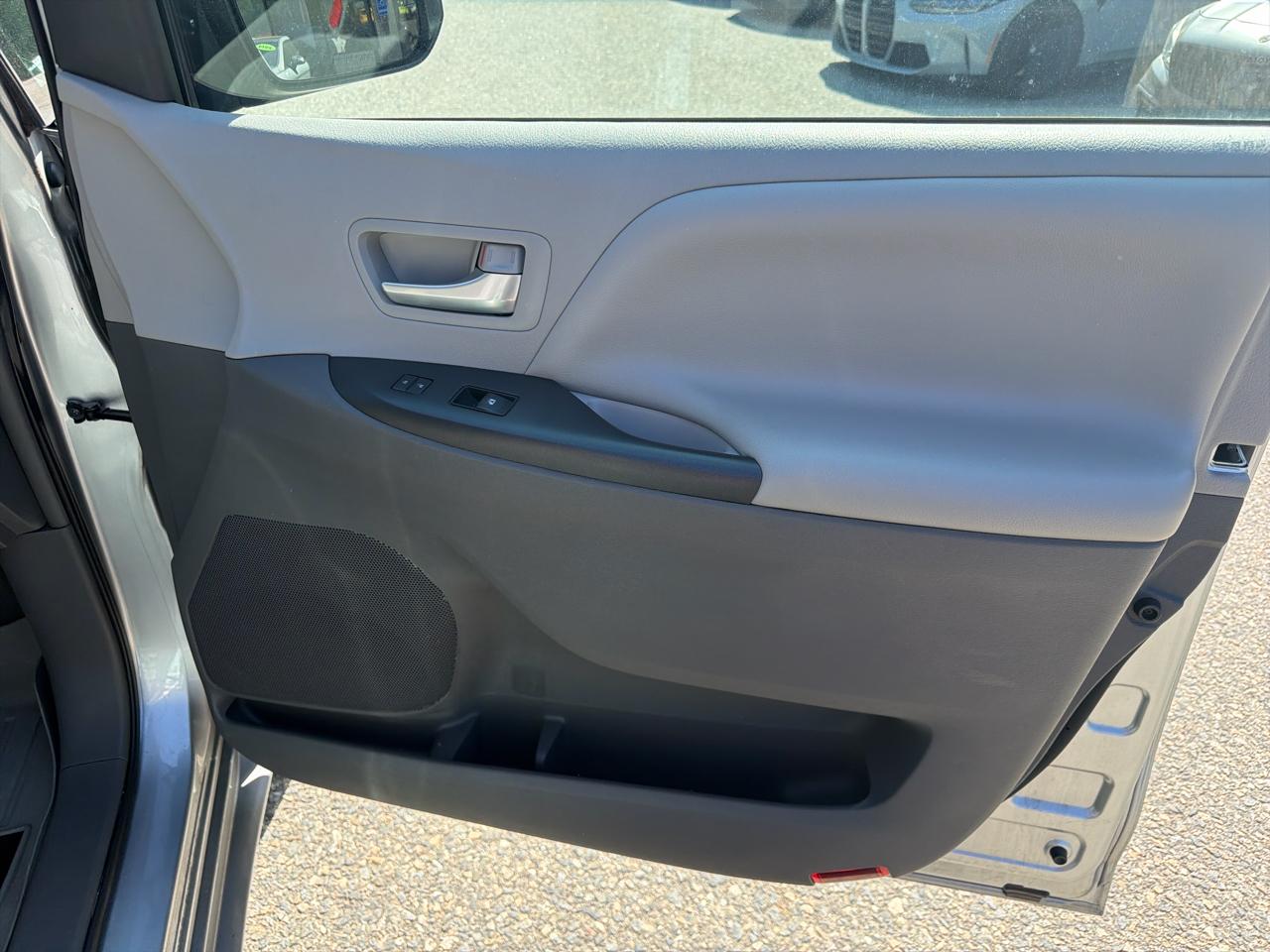 Toyota Sienna LE AWD 7-Passenger (Natl) 2017