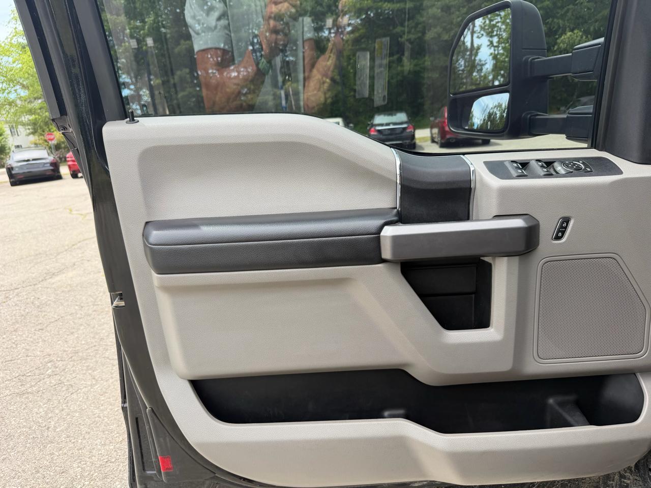 Ford Super Duty F-550 DRW Lariat 4WD SuperCab 168" WB 60" CA 2019