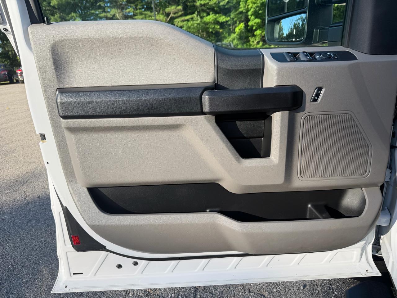 Ford Super Duty F-350 SRW XL 4WD SuperCab 8' Box 2017