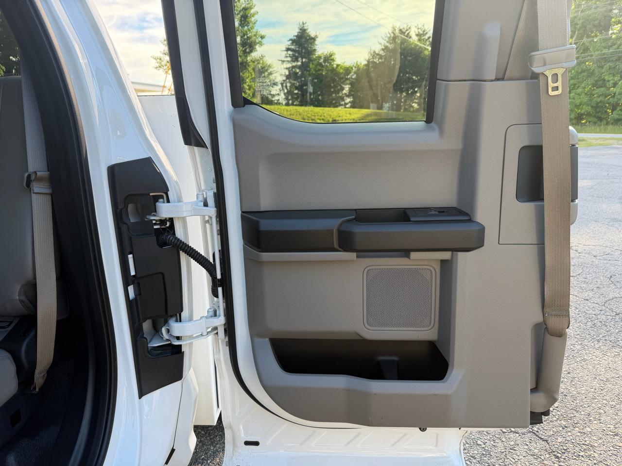 Ford Super Duty F-350 SRW XL 4WD SuperCab 8' Box 2017