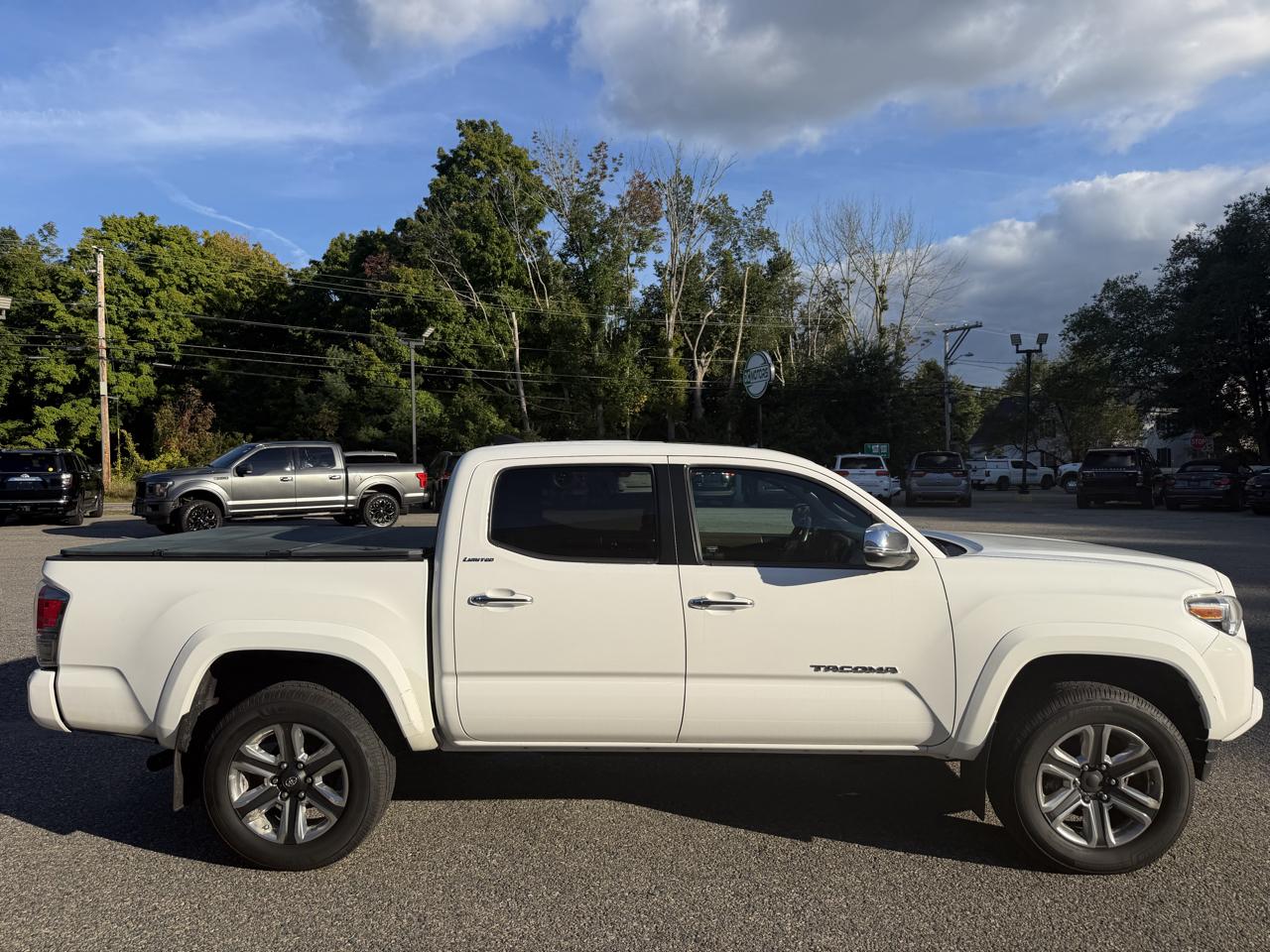 Toyota Tacoma Limited Double Cab 5' Bed V6 4x4 AT (Natl) 2017