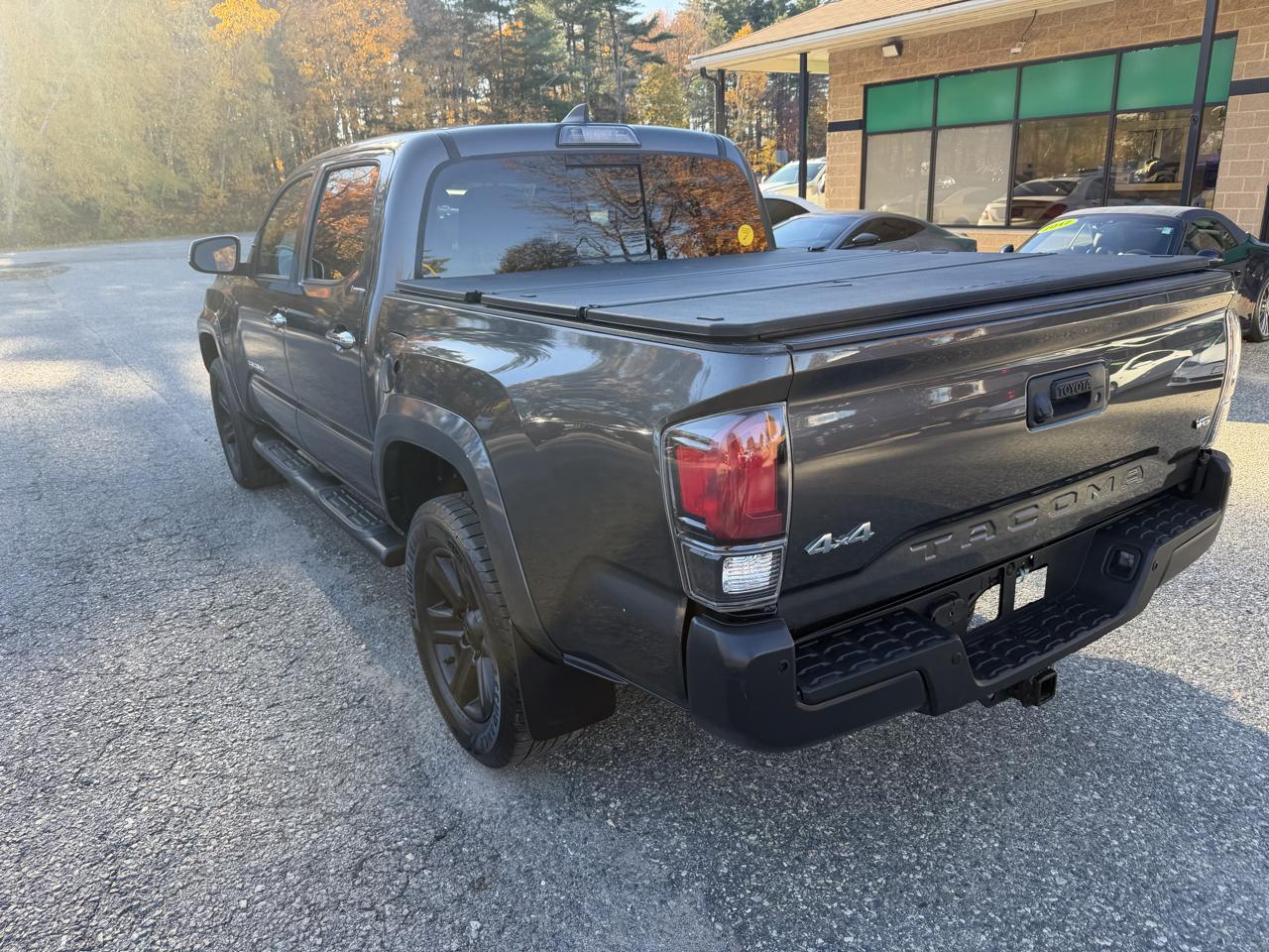 Toyota Tacoma Limited Double Cab 5' Bed V6 4x4 AT (Natl) 2017