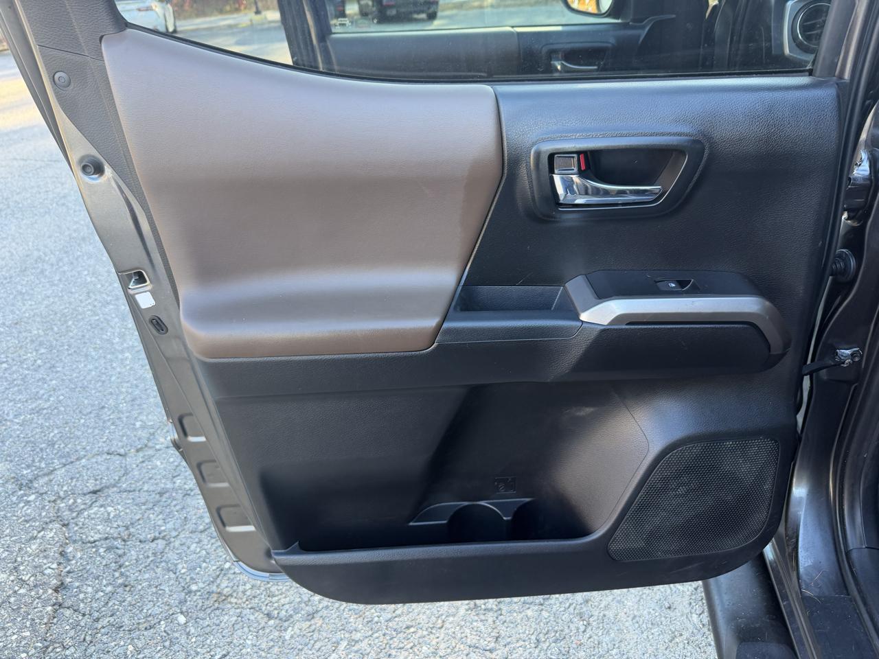 Toyota Tacoma Limited Double Cab 5' Bed V6 4x4 AT (Natl) 2017