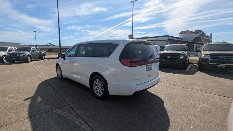 Chrysler Pacifica Touring 2023