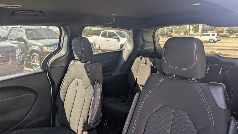 Chrysler Pacifica Touring 2023