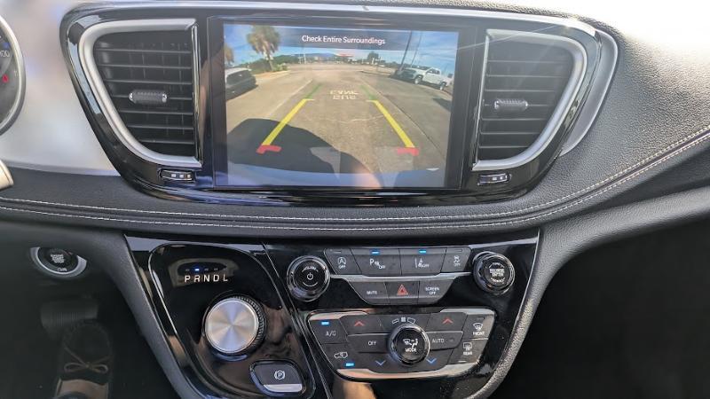Chrysler Pacifica Touring 2023
