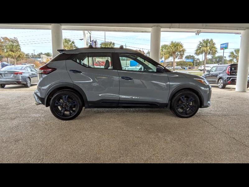 2021 Nissan Kicks SR's photo