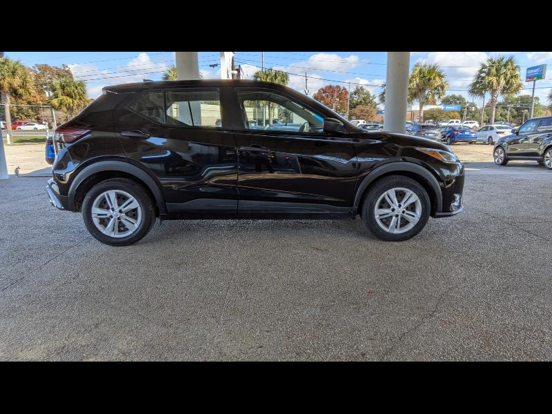 2021 Nissan Kicks S's photo