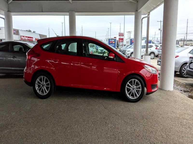 2017 Ford Focus SE's photo