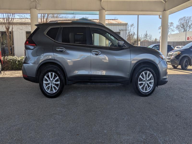 2020 Nissan Rogue SV's photo