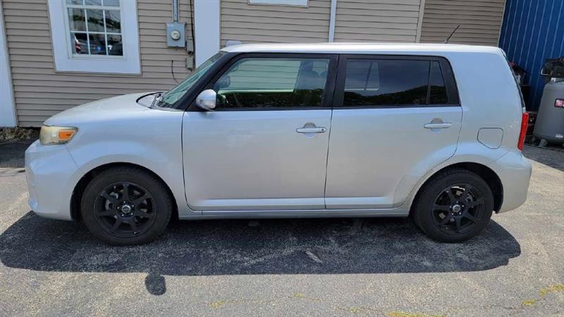 Scion xB 5-Door Wagon 5-Spd MT 2013