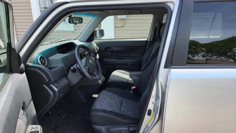 Scion xB 5-Door Wagon 5-Spd MT 2013