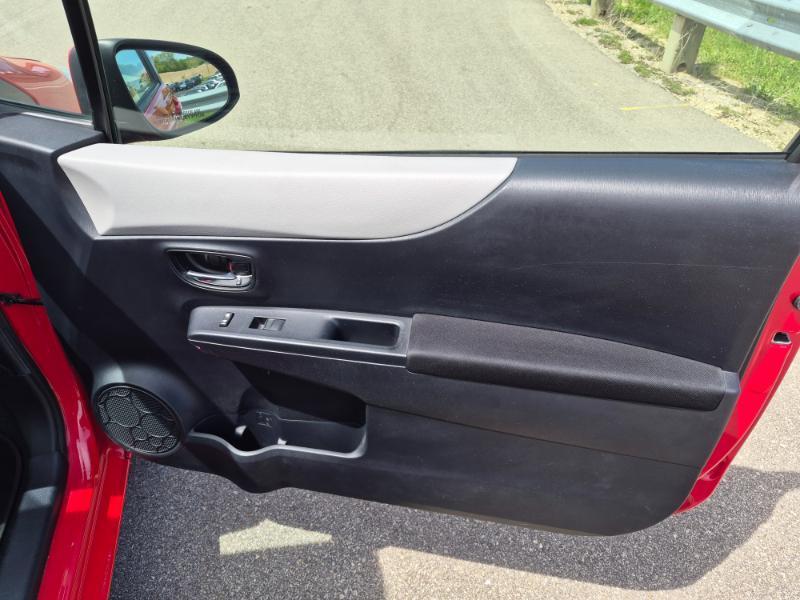 Toyota Yaris LE 3-Door AT 2012