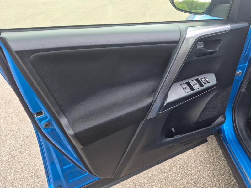 Toyota RAV4 LE AWD 2017