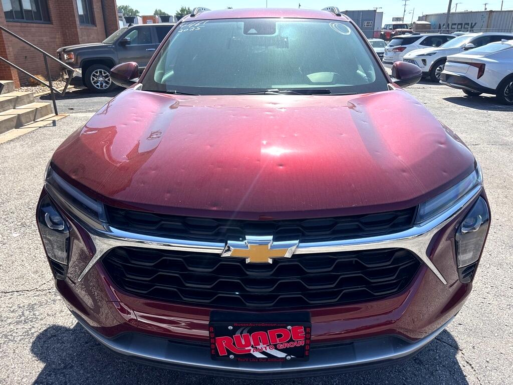 2025 Chevrolet Trax LT photo 3