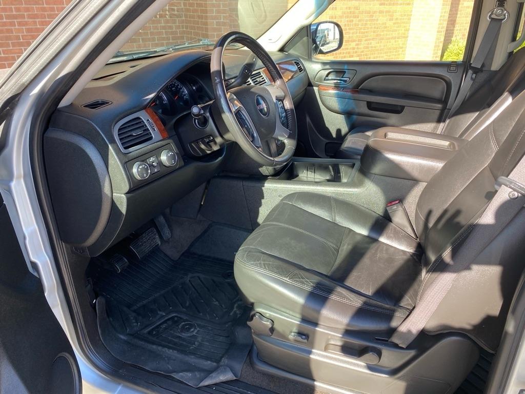 GMC Yukon XL 4WD 4dr 1500 SLT 2010