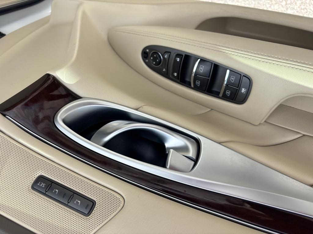 Infiniti Q70 3.7 LUXE RWD 2019