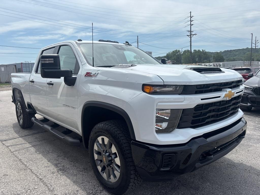 Chevrolet Silverado 2500HD 4WD Crew Cab 159" Custom 2026
