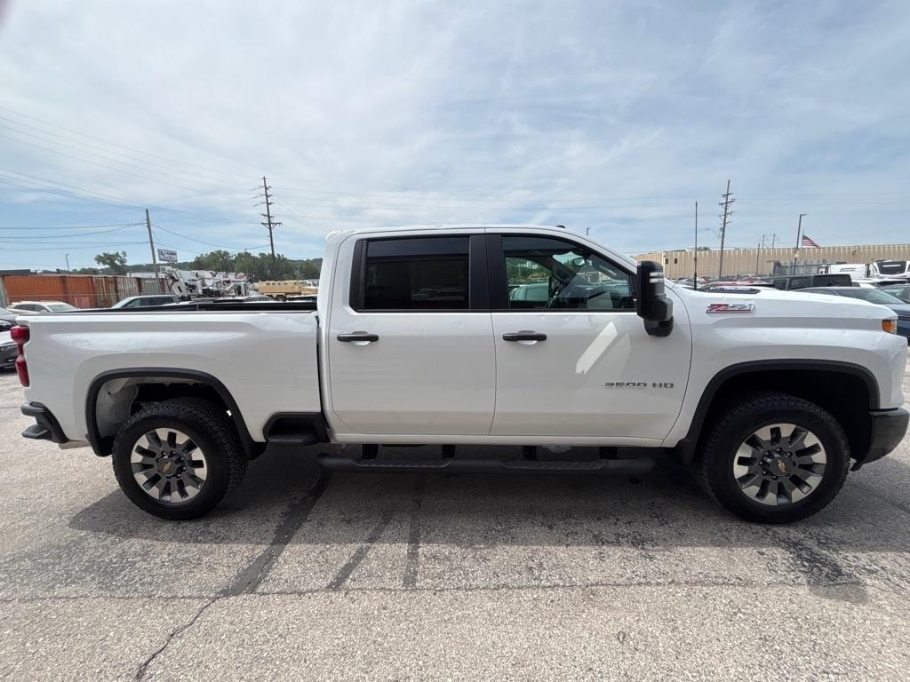 Chevrolet Silverado 2500HD 4WD Crew Cab 159" Custom 2026