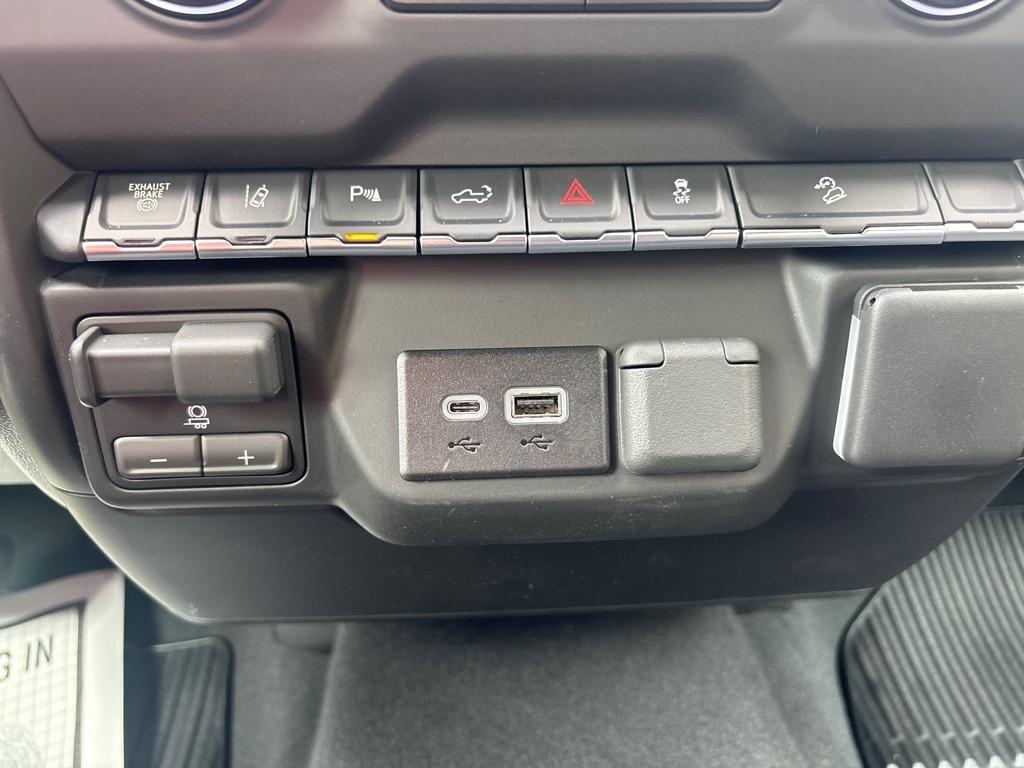 Chevrolet Silverado 2500HD 4WD Crew Cab 159" Custom 2026