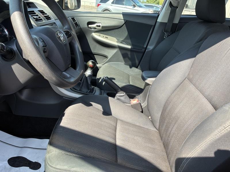Toyota Corolla S 5-Speed MT 2012