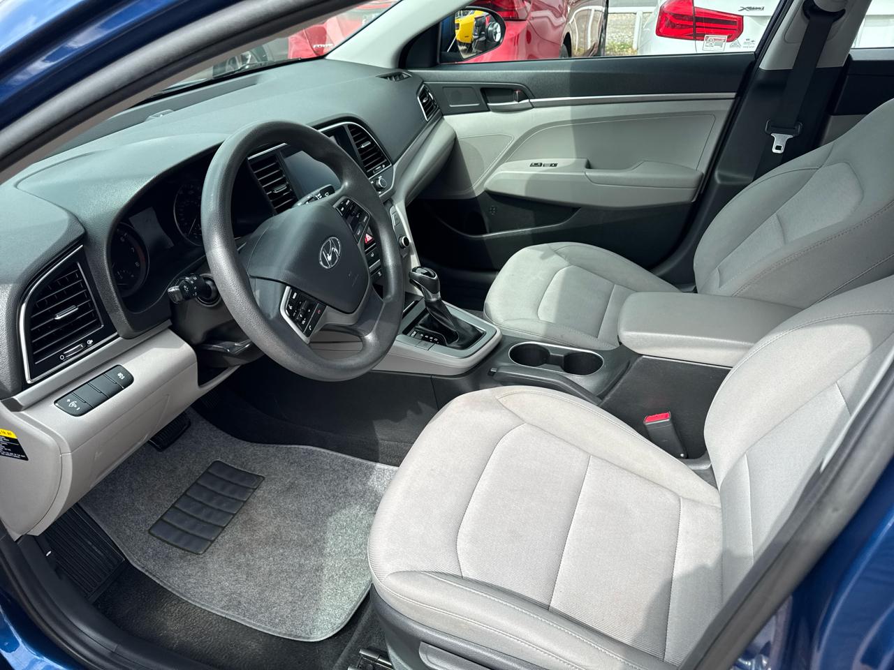 Hyundai Elantra SE 6AT 2018