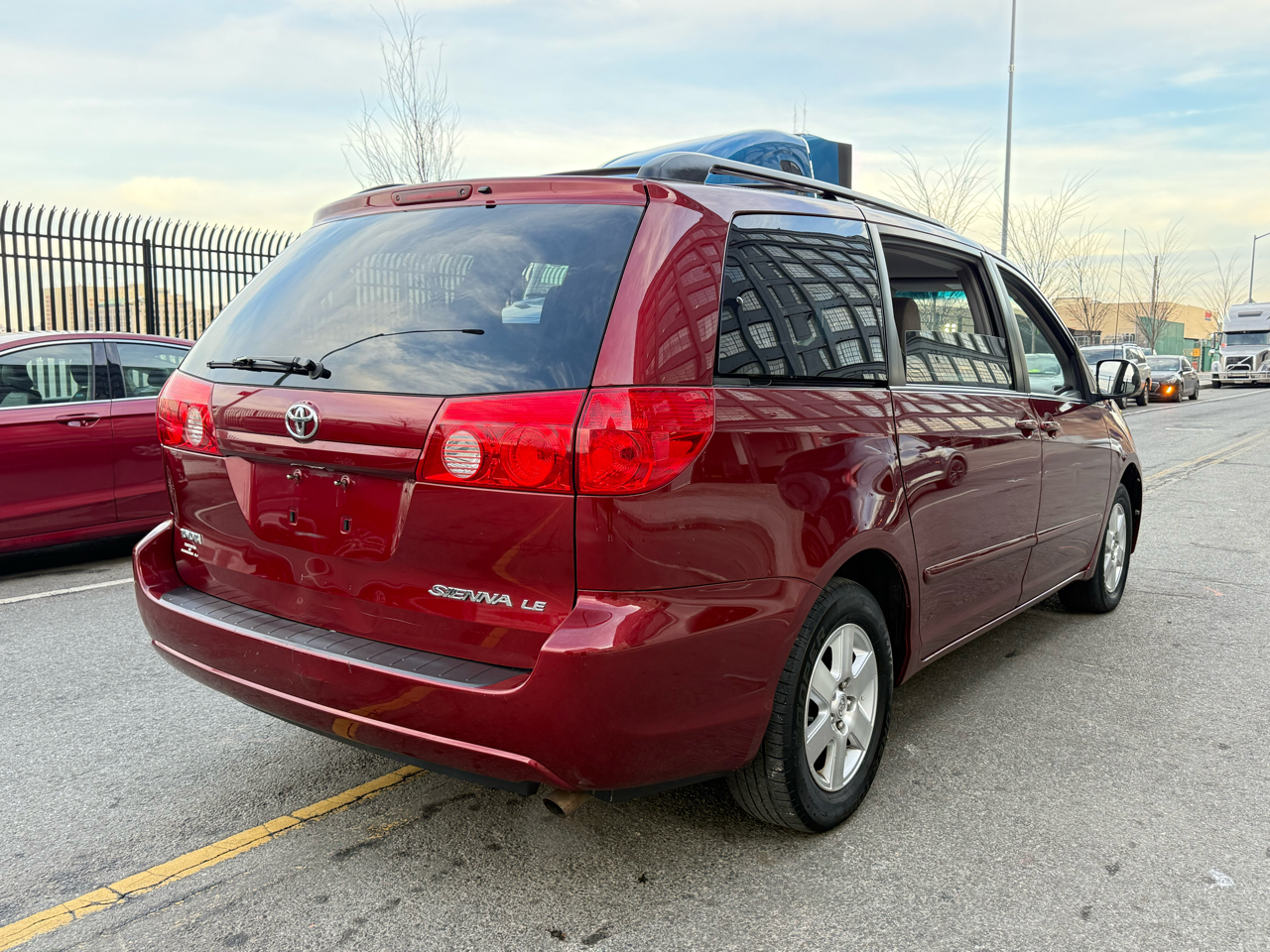 Toyota Sienna 5dr 7-Pass Van CE FWD (Natl) 2010