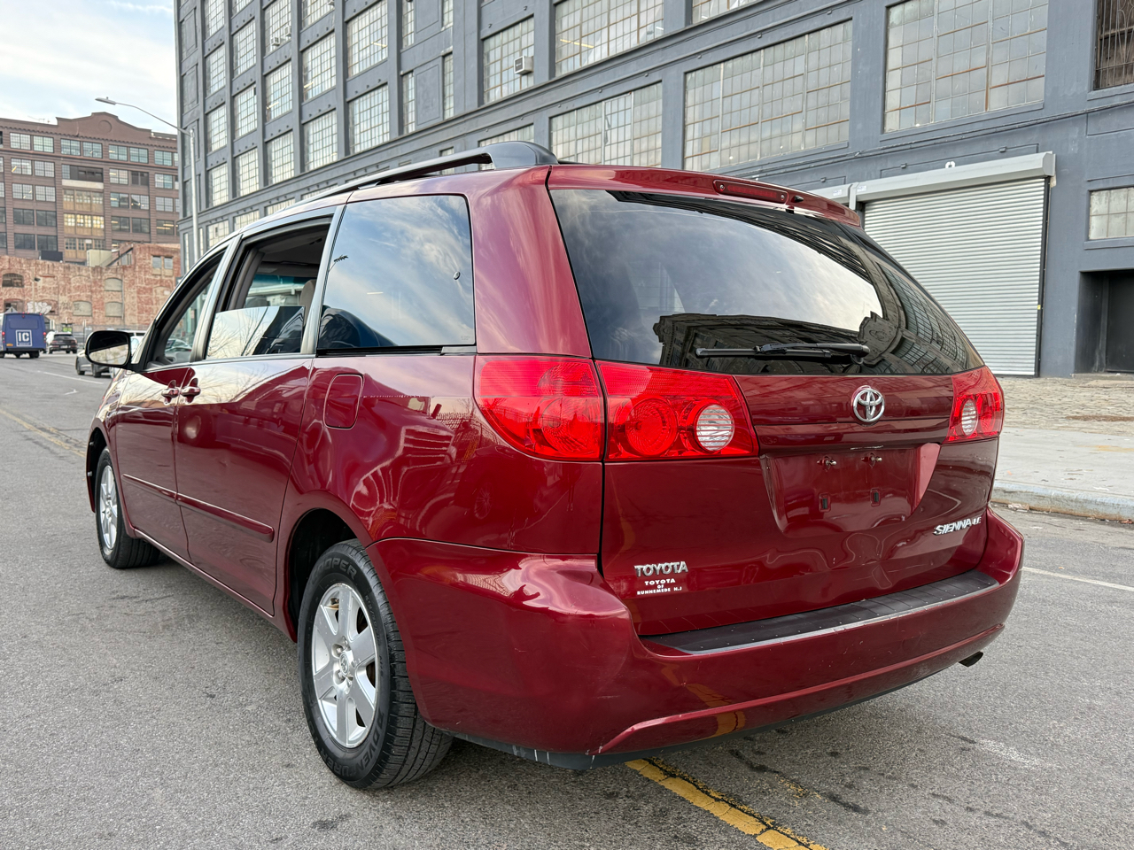 Toyota Sienna 5dr 7-Pass Van CE FWD (Natl) 2010