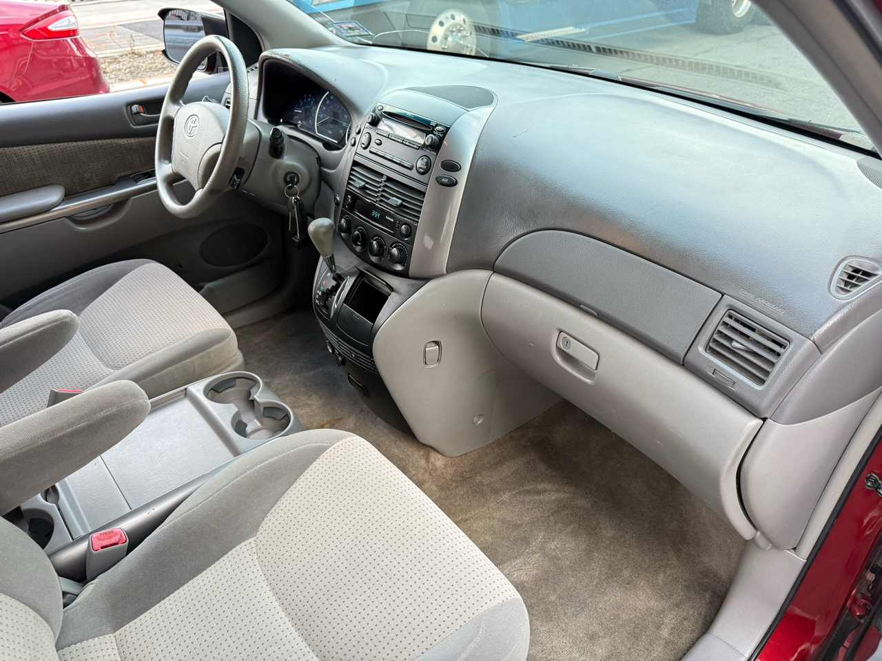 Toyota Sienna 5dr 7-Pass Van CE FWD (Natl) 2010