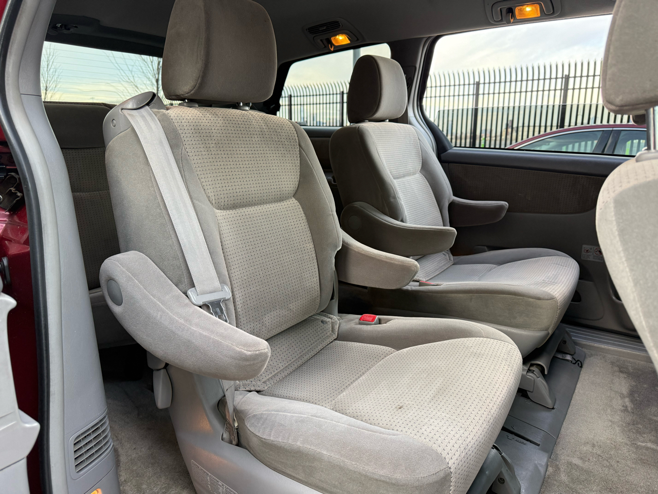 Toyota Sienna 5dr 7-Pass Van CE FWD (Natl) 2010